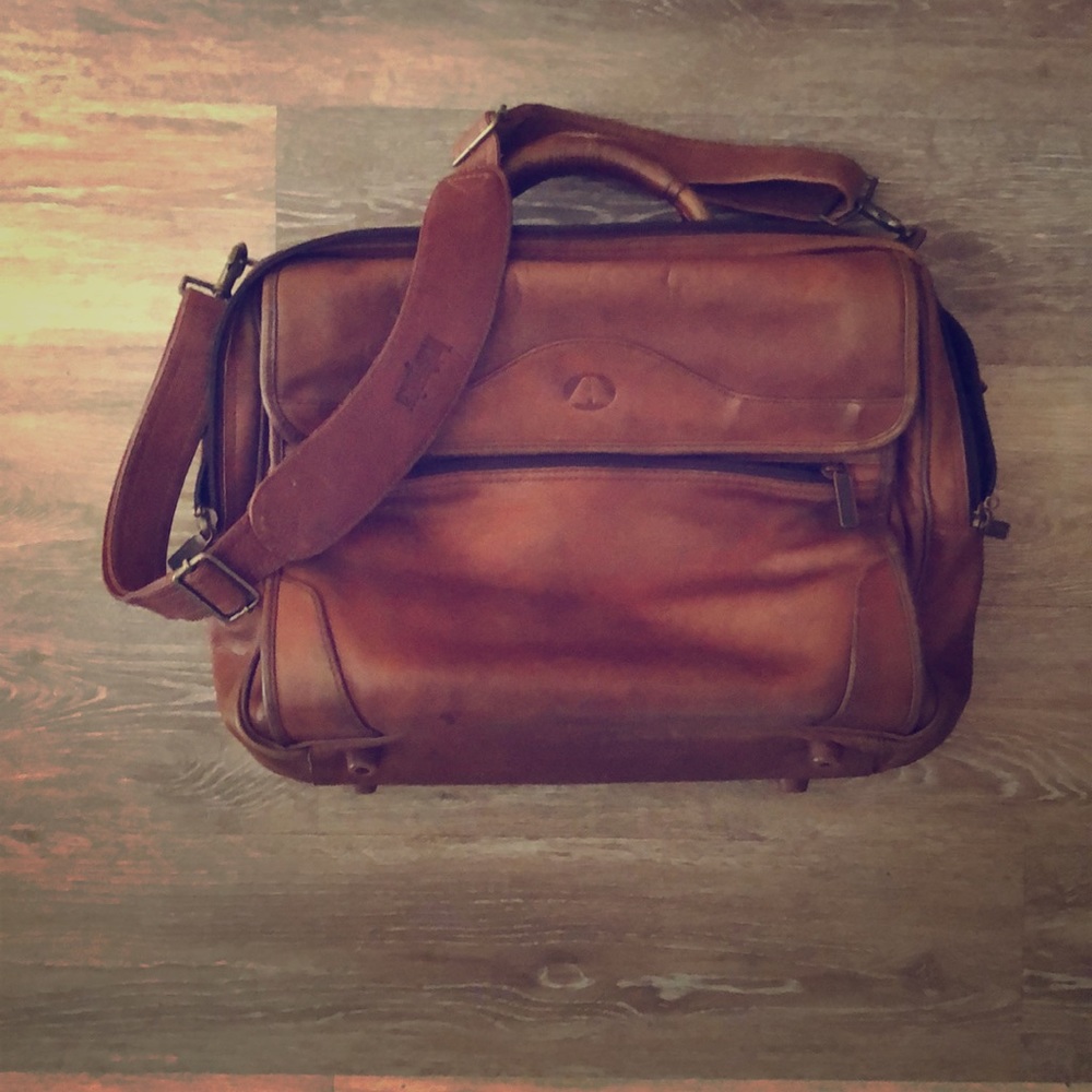 Genuine Leather Avenues America Leather Briefcase.